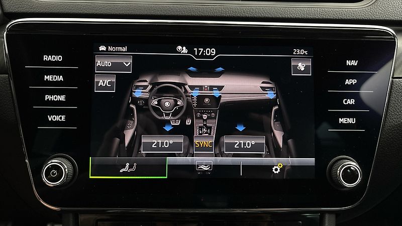 Škoda Superb 1.5 TSI Sportline Combi - fotka 28 z 30