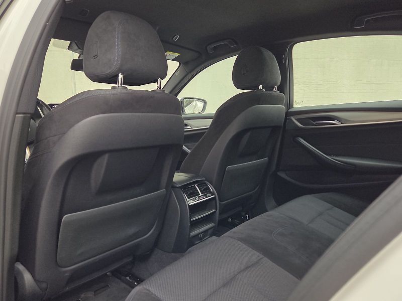 BMW Řada 5 (2018) 530d xDrive M Sport - fotka 11 z 16