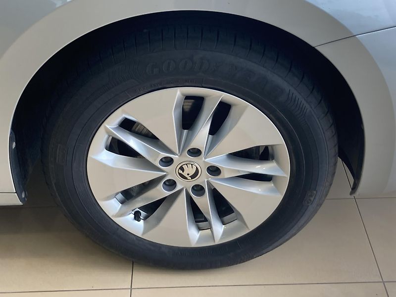 Škoda Octavia COMBI 2.0 TDI AMBITION - fotka 6 z 31
