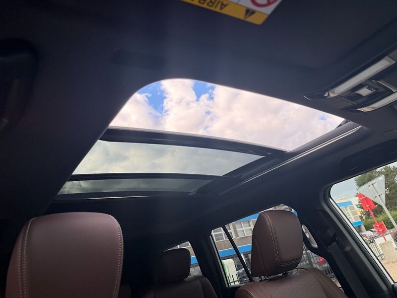 Toyota Land Cruiser MC 2027 EXECUTIVE Skyview 2.8D - fotka 7 z 13