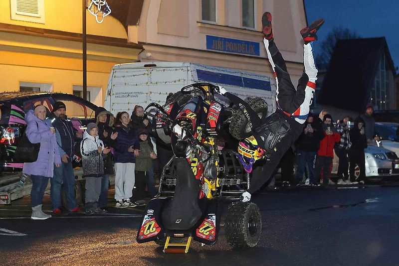 Auta svítící jako vánoční stromečky projela jižním Plzeňskem pro dobrou věc.