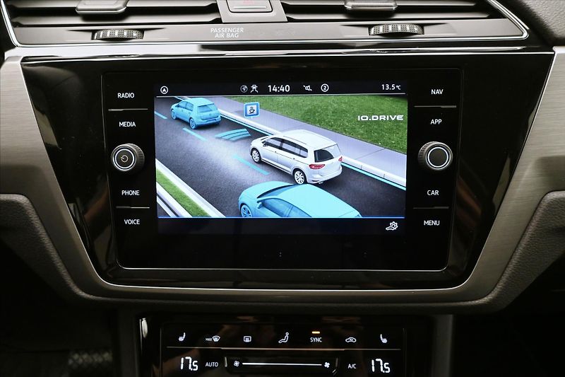 Volkswagen Touran 2,0 TDI 110kW DSG LED TAŽNÉ Zá - fotka 19 z 32