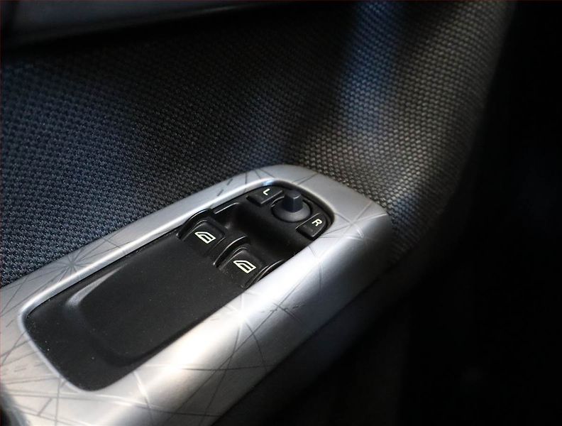 Volvo C30 (2009) 1.6 D, po STK, jezdí výborně - fotka 16 z 17