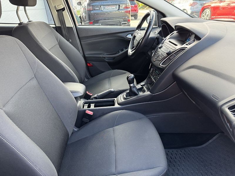 Ford Focus (2017) 1.6 Ti-VCT Digi Klima Tempomat - fotka 17 z 45