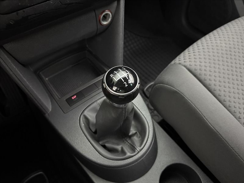 Volkswagen Touran 1,6 i 75kW AC NOVÉ PRAHY APOD. - fotka 16 z 29