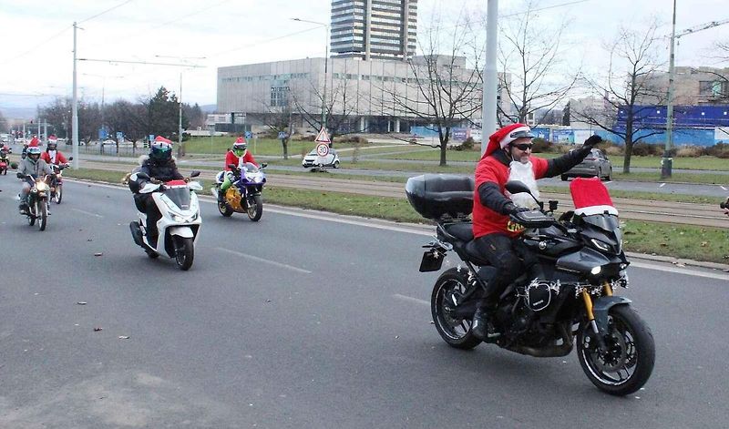 Konvoj motorkářů převlečených za Santa Clause již pošesté projel centrem města Mostu. Na snímku je nádherně vyzdobený 