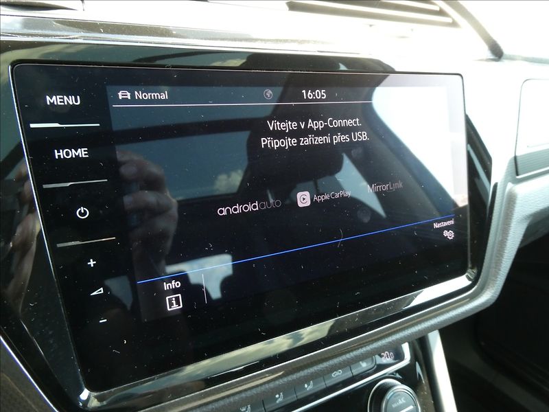 Volkswagen Touran 1,4 TSi 110kW DSG,LED,serviska - fotka 40 z 49