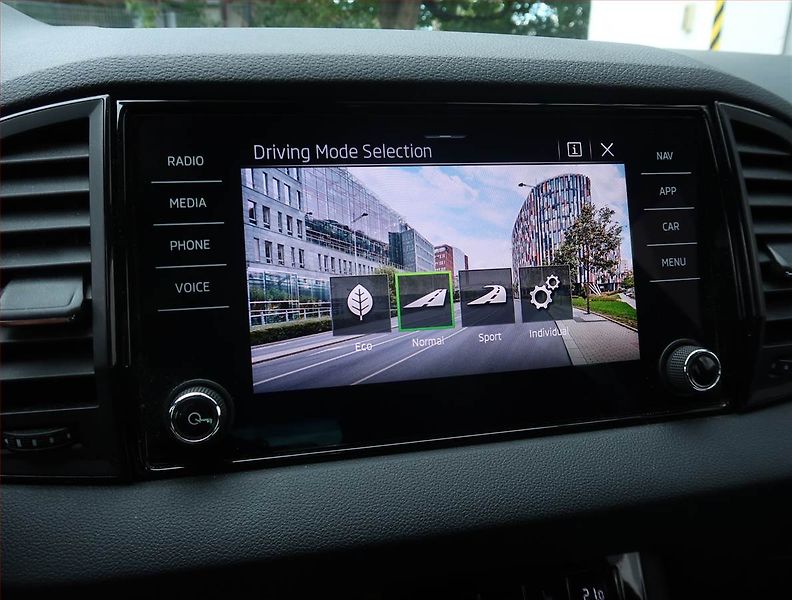 Škoda Karoq (2021) Sportline 1.5 TSI - fotka 22 z 24
