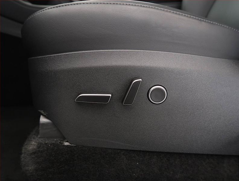 Tesla Model Y (2024) Standard LFP 64kWh, digi klima - fotka 20 z 33