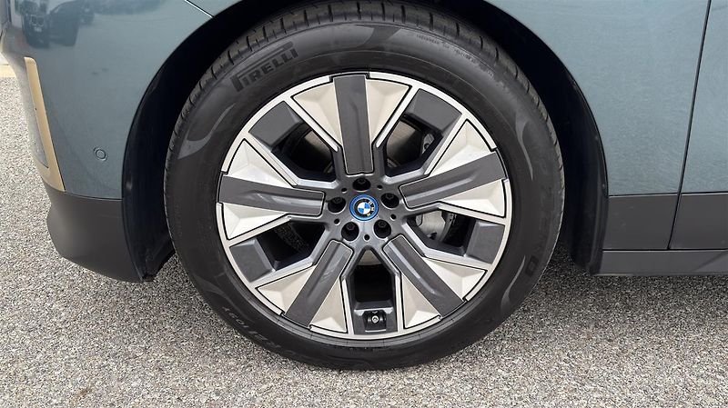 BMW iX xDrive50 B&W - fotka 4 z 20
