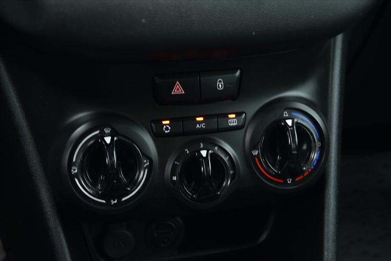 Peugeot 208 1.2i 60kW 1.MAJITEL DPH ČR - fotka 17 z 19