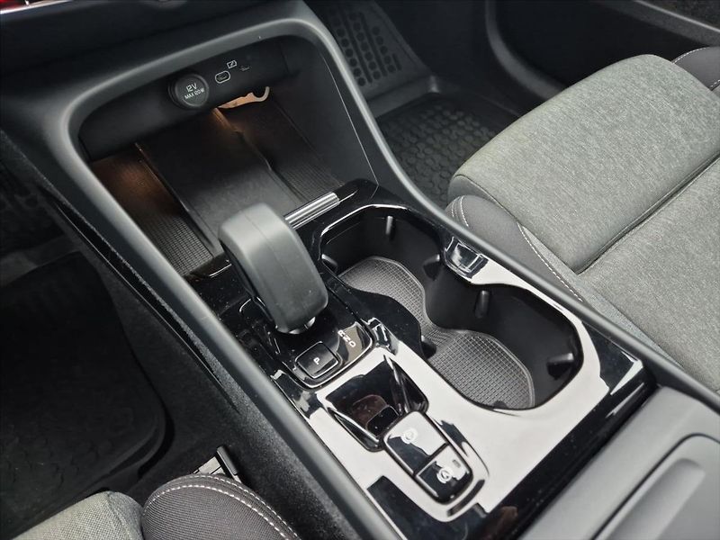 Volvo XC40 2,0 B3 Plus Dark - fotka 17 z 19