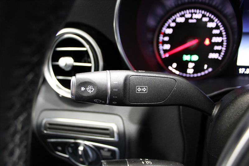 Mercedes-Benz Třídy C 1,6 200d AMG line - fotka 18 z 35