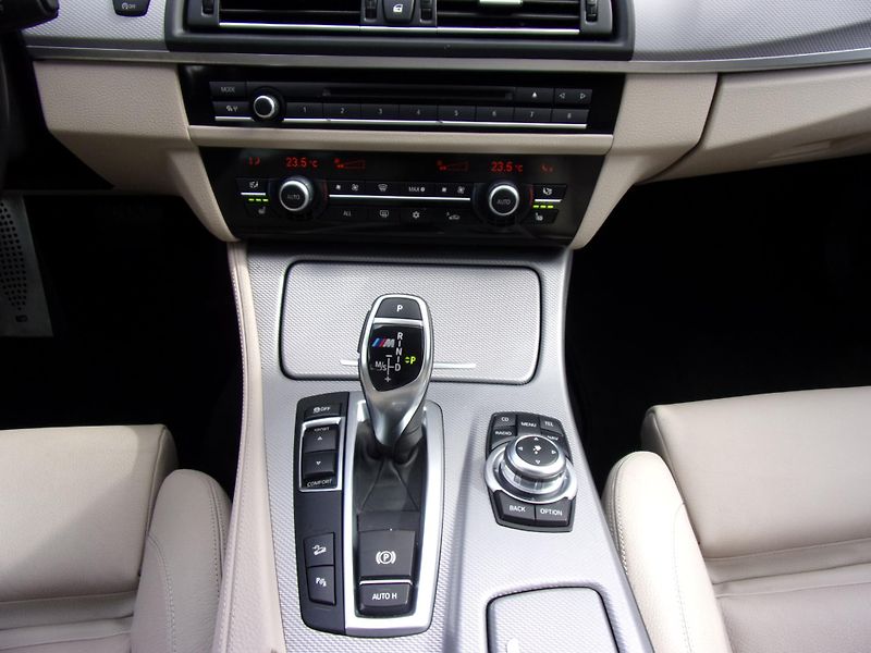 BMW Řada 5 (2012) M550d X-DRIVE 280kW KRÁSNÝ VŮZ - fotka 13 z 34