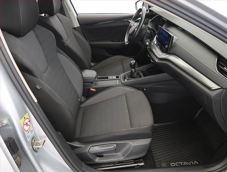 Škoda Octavia (2023) Ambition 2.0 TDI, ČR,1.maj - fotka 9 z 24