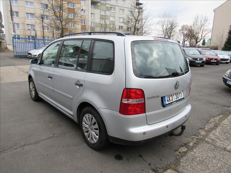 Volkswagen Touran 1,6 MPi 75kW - fotka 4 z 25