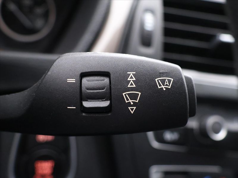 BMW Řada 3 2,0 318d xDrive Xenon Navi Kůž - fotka 20 z 36