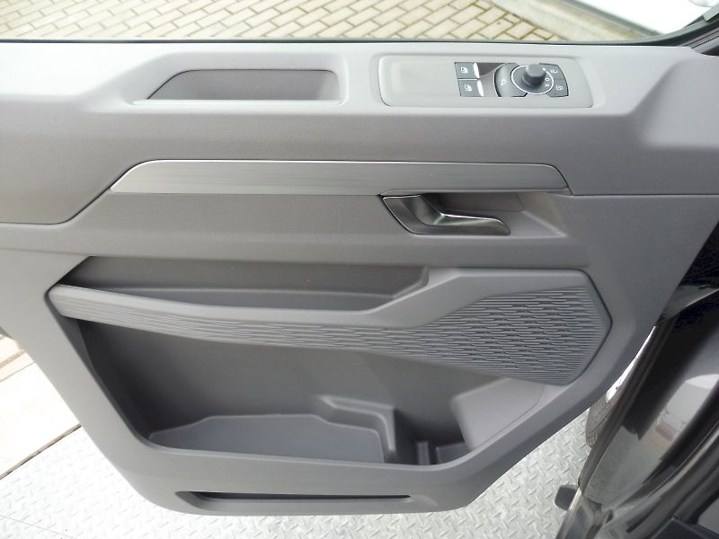 Volkswagen Caravelle (2025) Life DR 2,0 TDI 110kW 8AT - fotka 19 z 29