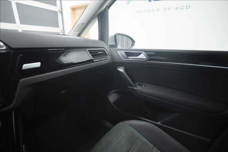 Volkswagen Touran 2,0 TDI MASÁŽ KAMERA VÝHŘEV ČR - fotka 30 z 39