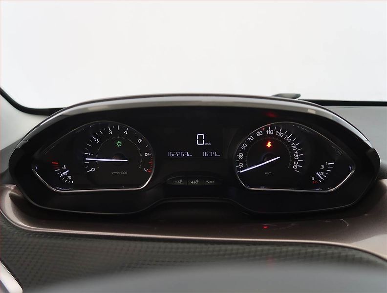 Peugeot 2008 (2014) 1.2 PureTech, Tempomat - fotka 11 z 17