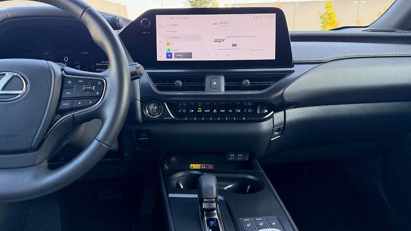 Lexus UX 300h 300H 2,0 HEV PRESTIGE 4X4 - fotka 15 z 27