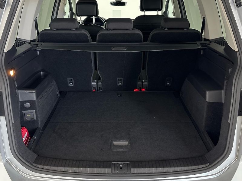 Volkswagen Touran Highline DSG - fotka 10 z 29