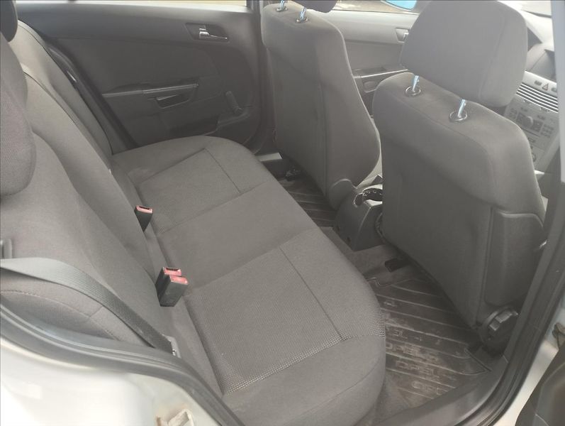 Opel Astra 1,4 66KW - fotka 9 z 13