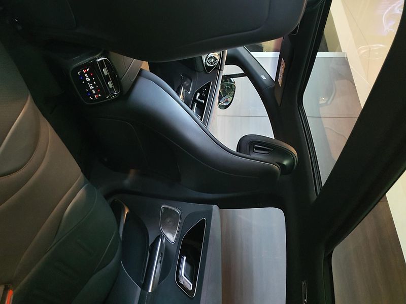 Mercedes-Benz EQE (2022) 43AMG 4MATIC - fotka 14 z 23