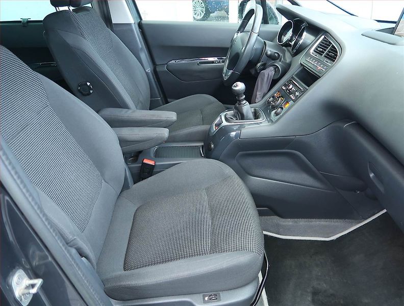 Peugeot 5008 (2013) Active 2.0 BlueHDi, 7 míst - fotka 9 z 17
