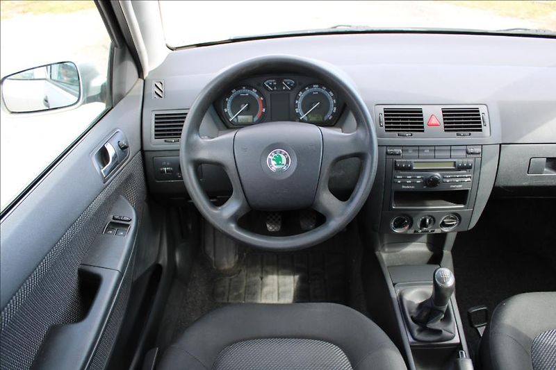 Škoda Fabia 1,4 i 16V  ROZVODY, STK 2/2028 - fotka 12 z 27
