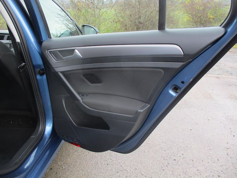 Volkswagen Golf TSi*77kW*VÝHŘEV*Z+L PNEU*TOP  - fotka 30 z 47