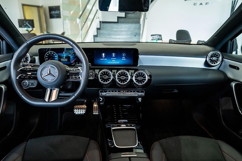 Mercedes-Benz Třídy A (2025) A 200 d/AMG/360/MULTIBEAM/TOP - fotka 9 z 16