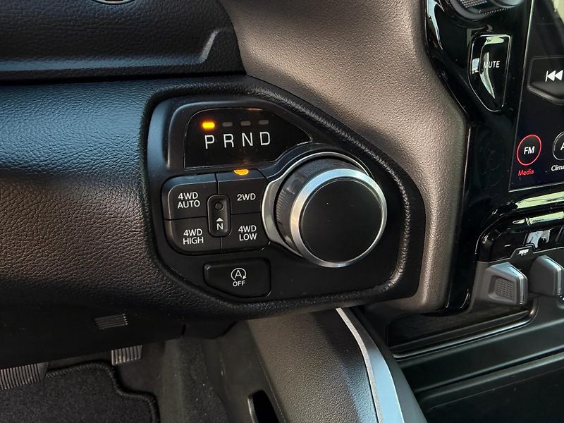 Dodge RAM (2020) +HEMI+OFFROAD PAKET+LOOK26+ - fotka 18 z 23