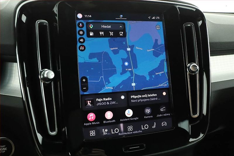 Volvo XC40 (2023) B3 - fotka 12 z 19