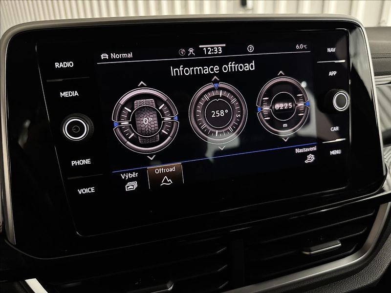 Volkswagen T-Roc R-LINE ACC NEZ-TOP 2XALU DPH - fotka 28 z 46
