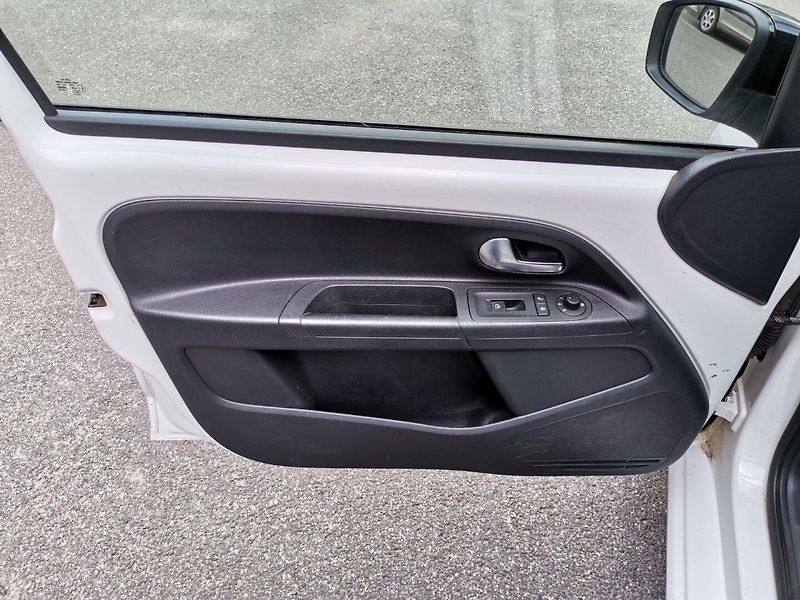 Volkswagen up! (2014) 1.0MPi 44kw Automat PDC ČR - fotka 9 z 27