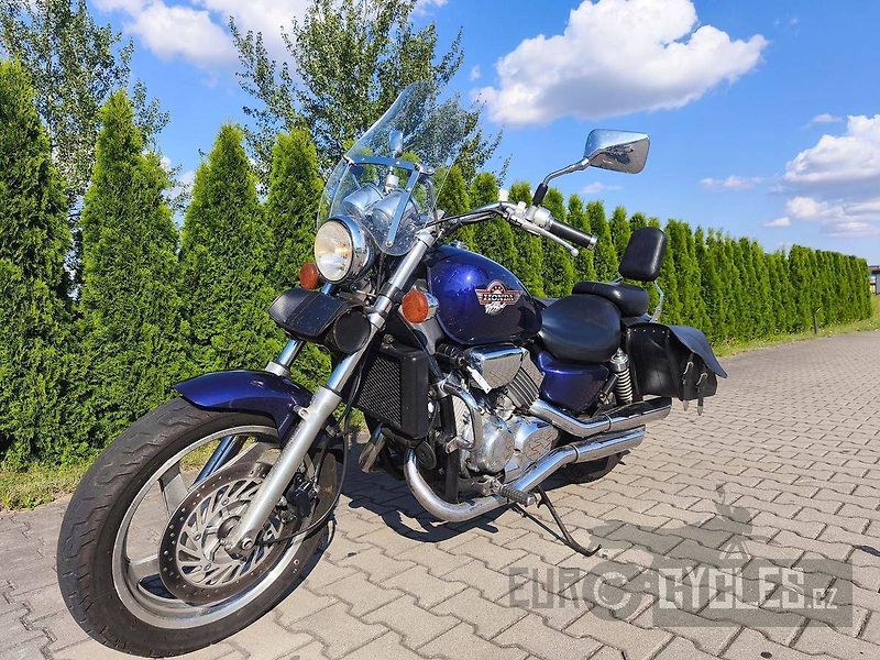 Honda VF 750 C Magna (1996) - fotka 3 z 11