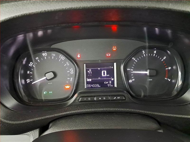 Peugeot Expert (2020) 2.0 BlueHDi, Bus, 6Míst, ČR - fotka 11 z 15