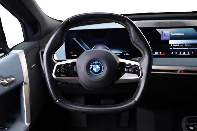 BMW iX xDrive40 - fotka 13 z 17