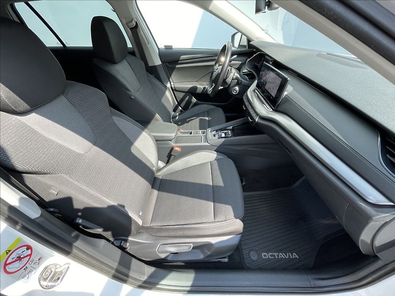 Škoda Octavia 2,0 TDI DSG Ambition Plus PDC - fotka 18 z 23