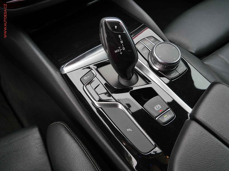 BMW Řada 5 (2017) 2.0 d xD, Sport Line, AT - fotka 15 z 23