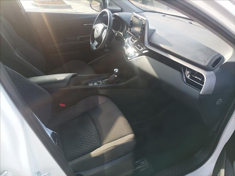 Toyota C-HR 1,8 Comfort - fotka 8 z 20