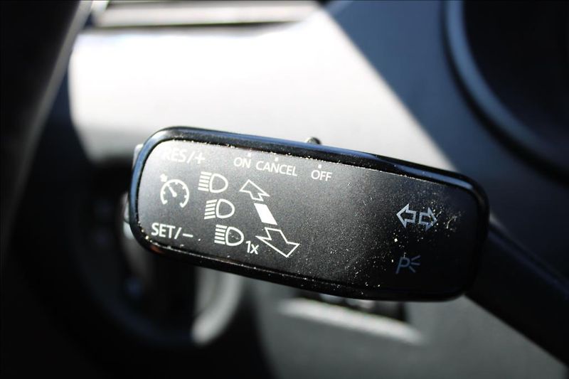 Škoda Octavia 1,6 TDi  DSG,STLYLE,SERVISKA - fotka 26 z 37