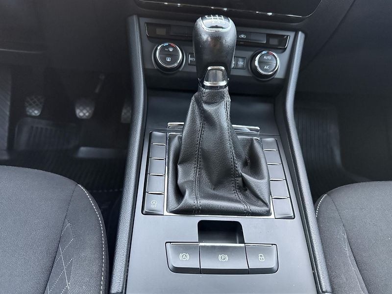 Škoda Superb 1.6TDi Ambition 88kW ČR - fotka 13 z 19