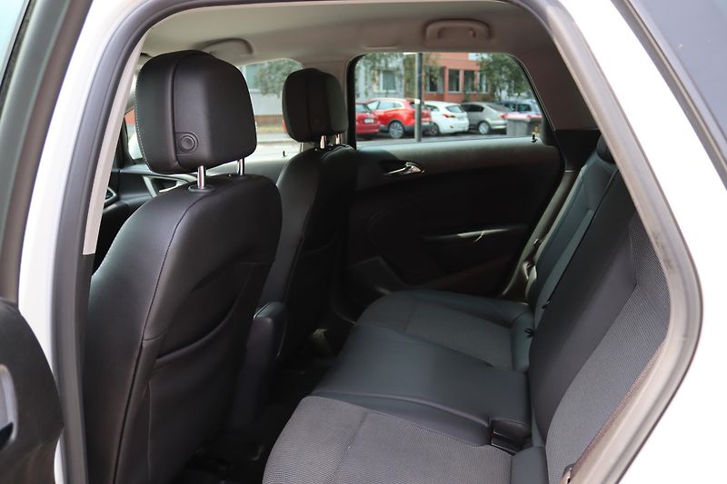 Opel Astra Opel Astra J Sports Tourer 1.7 - fotka 41 z 54