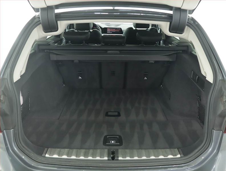 BMW Řada 3 (2022) Sport Line 318 d, Automat - fotka 14 z 16