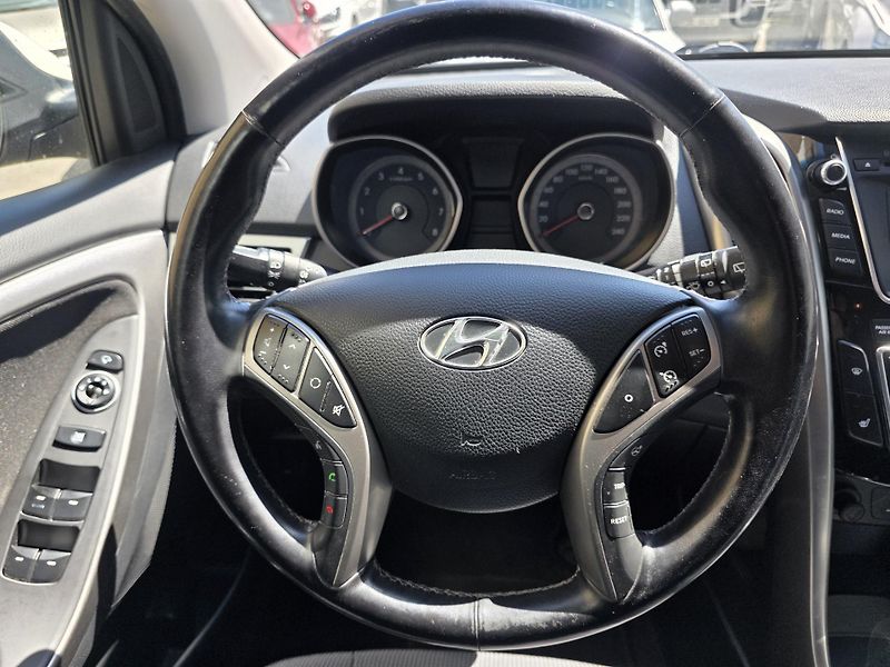 Hyundai i30 (2014) 1.6-NÍZKÉ KM-nová STK-CEBIA - fotka 3 z 16