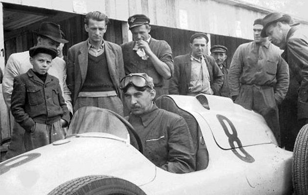 Tovární jezdec Tatry Bruno Sojka jako první předvedl monopost Tatra 607., zdroj: Wikimedia Commons, neznámý autor, volné dílo