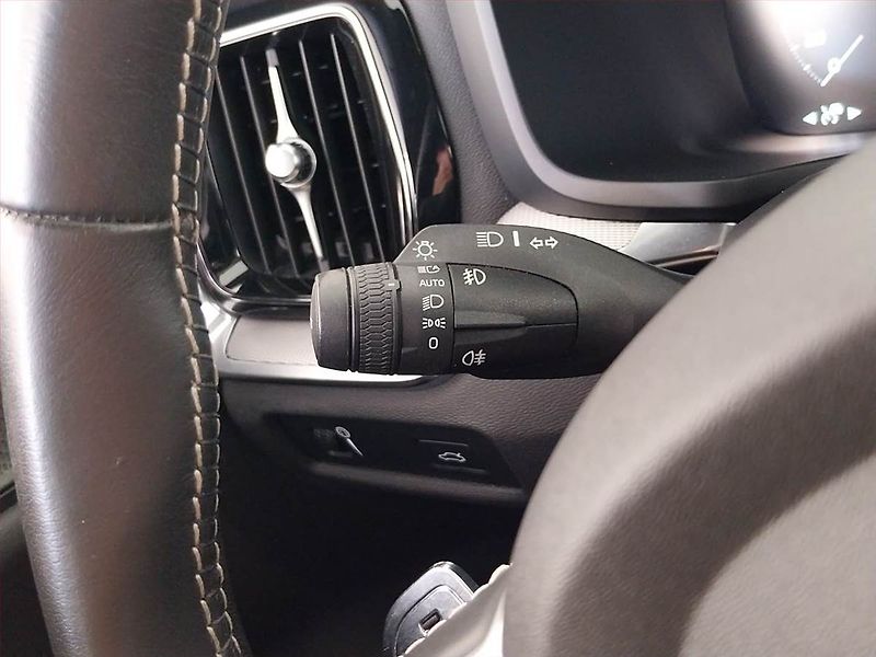Volvo S60 (2019) R-Design T5 - fotka 18 z 24
