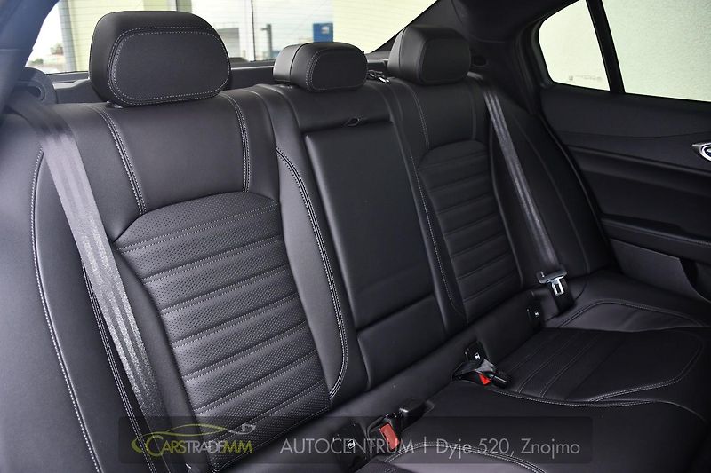 Alfa Romeo Giulia 2.0T 16V 206kW VELOCE AT8 Q4 - fotka 19 z 53